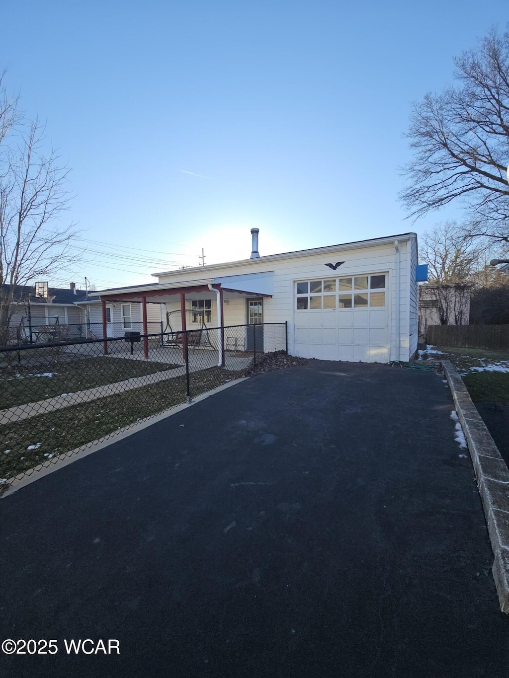 view of front facade featuring a garage