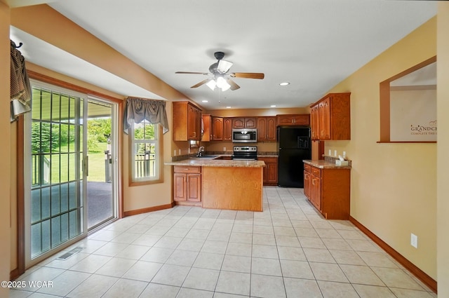411 Ethan Cir, Bluffton, OH 45817 - kitchen featuring appliances with stainless steel finishes, a sink, a peninsula, baseboards, and ceiling fan