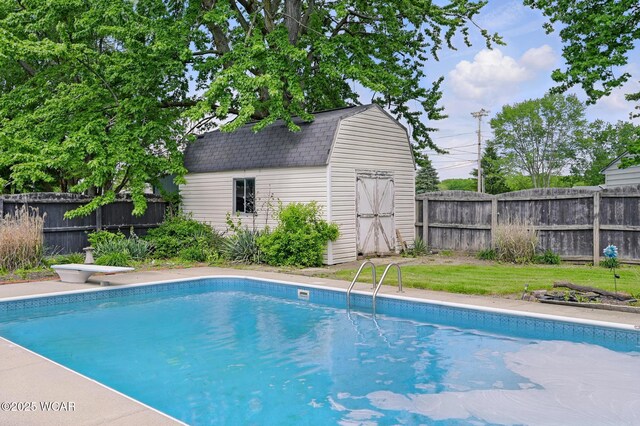 514 S Wayne St, Van Wert, OH 45891 - view of swimming pool featuring a diving board