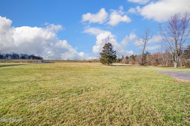 view of yard featuring a rural view