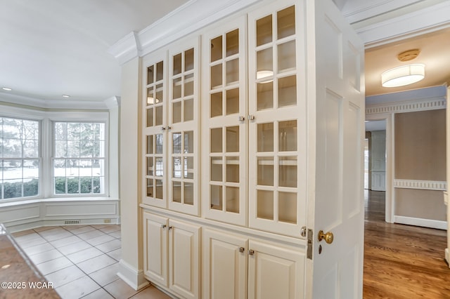 room details featuring crown molding