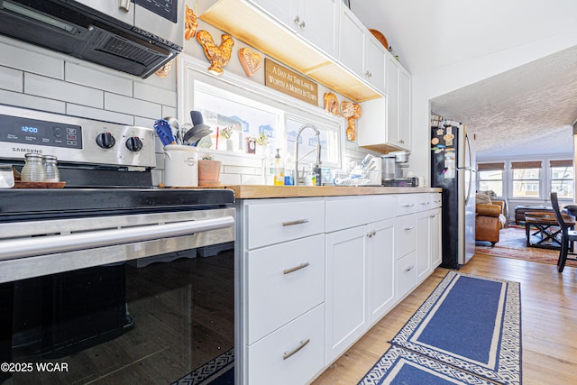 127 Brads Way, Russells Point, OH 43348 - kitchen featuring appliances with stainless steel finishes, light wood-style flooring, white cabinets, tasteful backsplash, and a textured ceiling