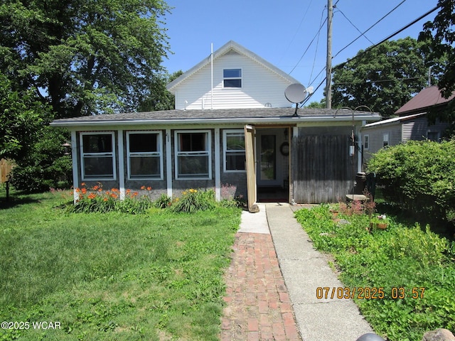 514 S Wayne St, Kenton, OH 43326 - view of front facade featuring a front yard