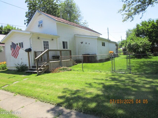 514 S Wayne St, Kenton, OH 43326 - view of front facade featuring a gate