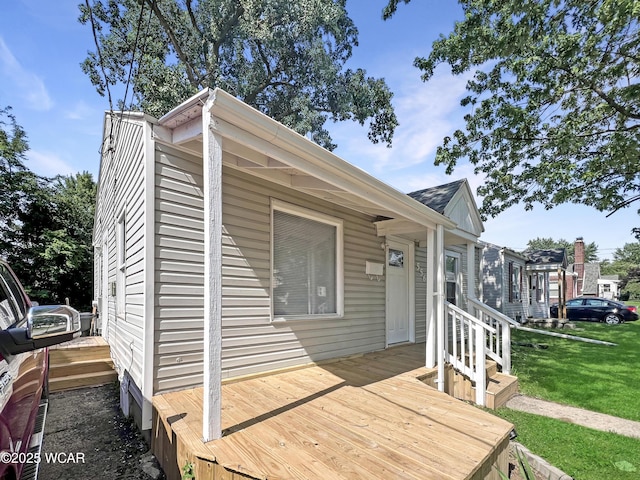556 Cortlandt Ave, Lima, OH 45801 - view of front of home featuring a front lawn and a wooden deck