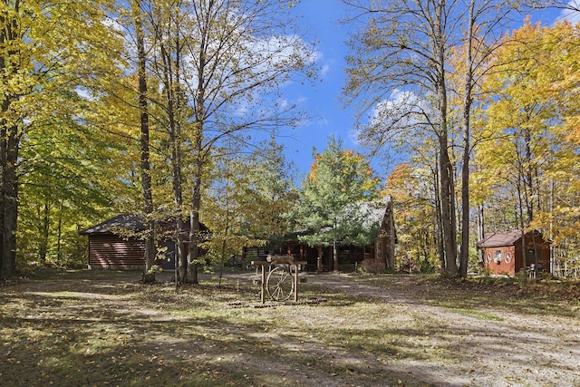 view of yard featuring an outbuilding