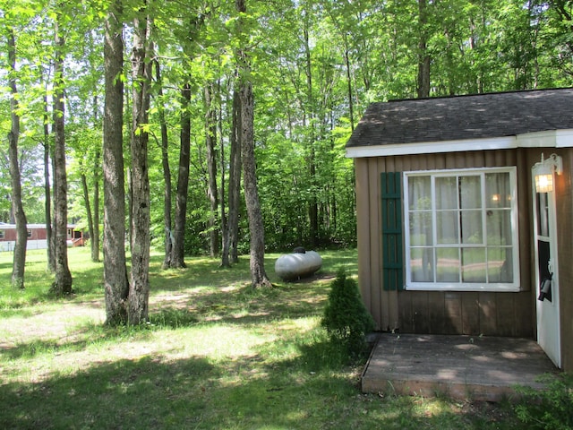 view of yard featuring an outdoor structure