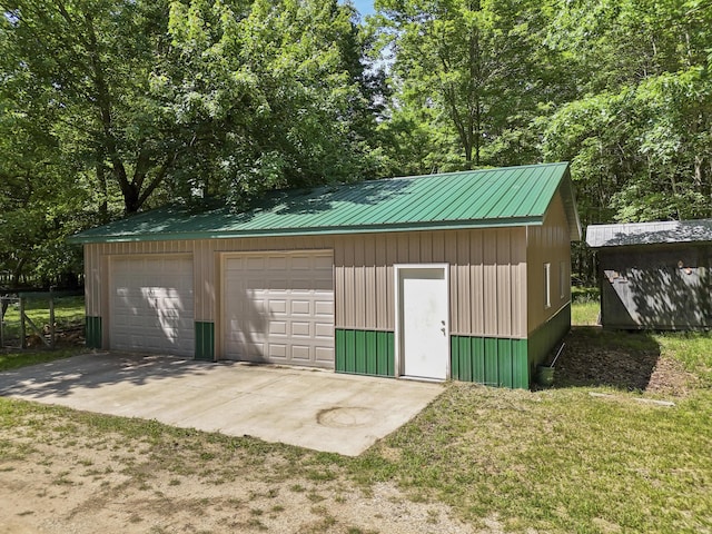 view of detached garage