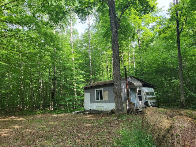 view of front of home featuring a view of trees