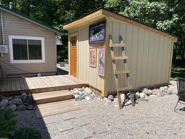 view of outdoor structure featuring an outbuilding