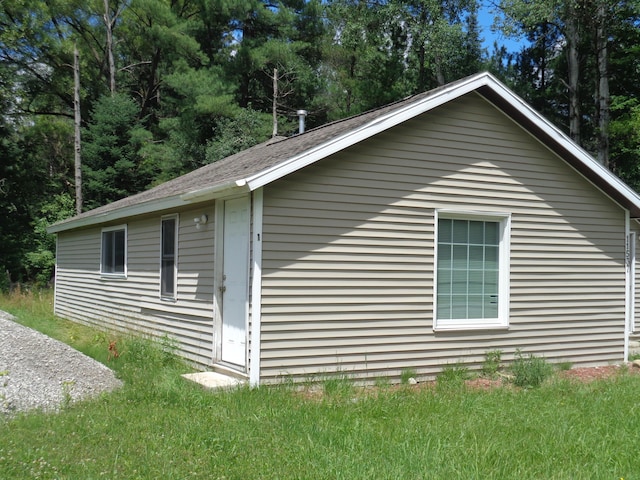 view of side of property featuring a lawn