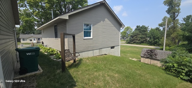 view of side of property featuring a lawn