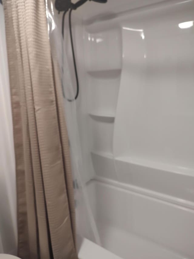 full bath featuring a shower with shower curtain