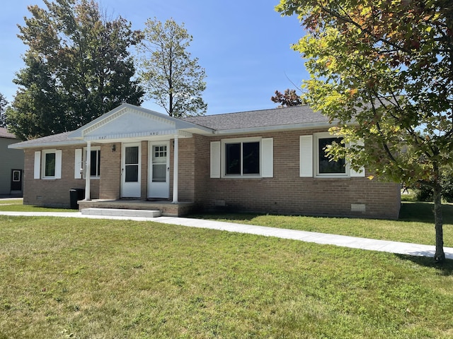 view of front of property featuring a front lawn, brick siding, roof with shingles, and crawl space