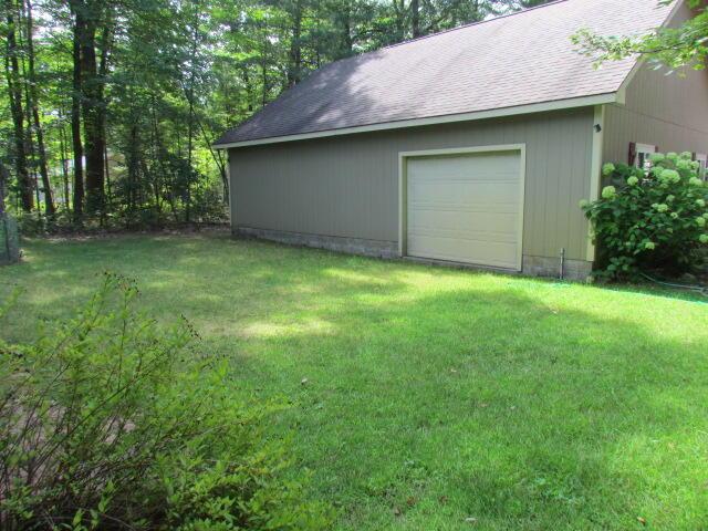 view of yard with an outdoor structure