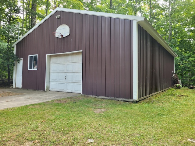 detached garage featuring concrete driveway