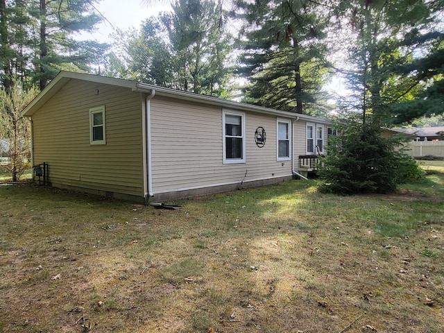 view of front facade with a front yard