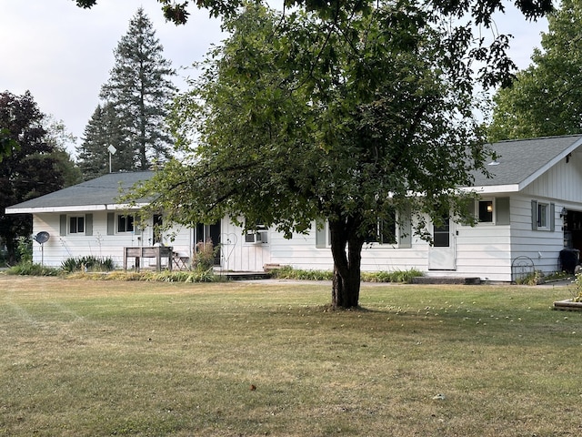 single story home with a front yard