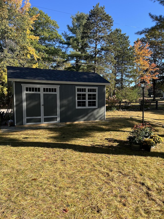 view of outdoor structure with an outbuilding
