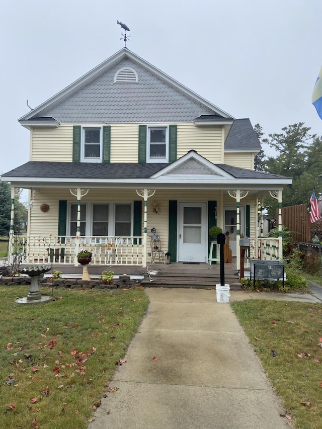 view of front of home featuring a front lawn and covered porch