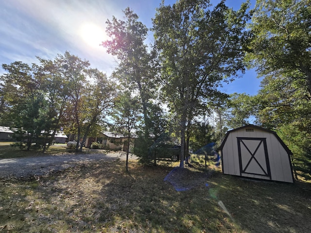 view of yard featuring a storage shed and an outdoor structure