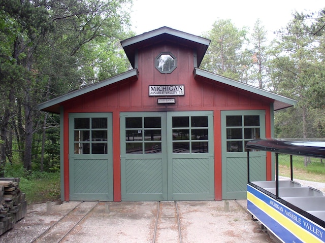 view of outdoor structure with an outbuilding