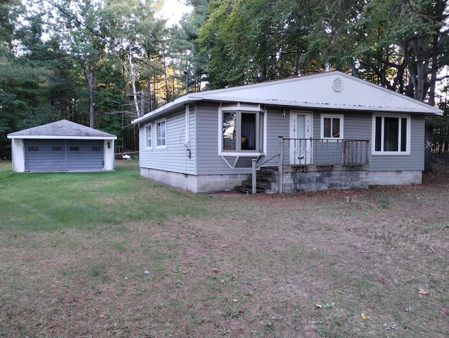 view of front of house featuring a porch, an outdoor structure, and a front yard