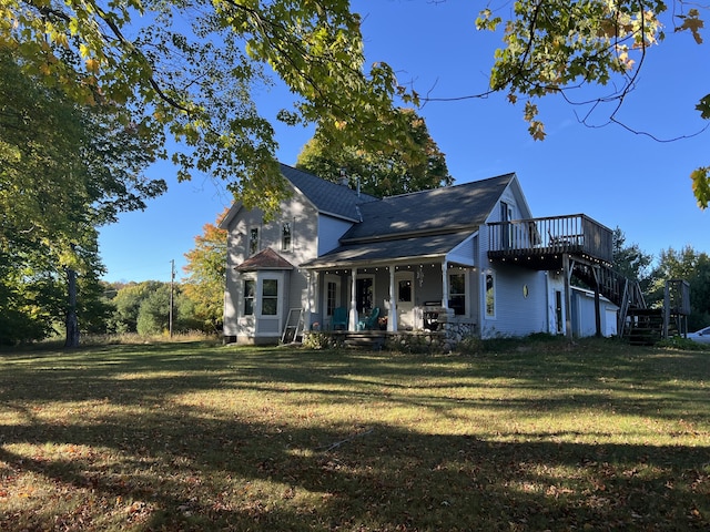 back of house featuring a lawn