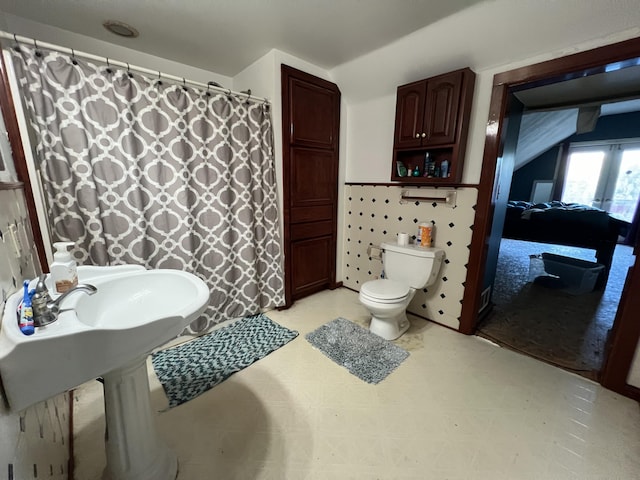 full bathroom featuring tile patterned floors, curtained shower, and toilet