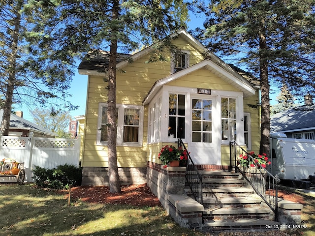 view of front of property featuring fence