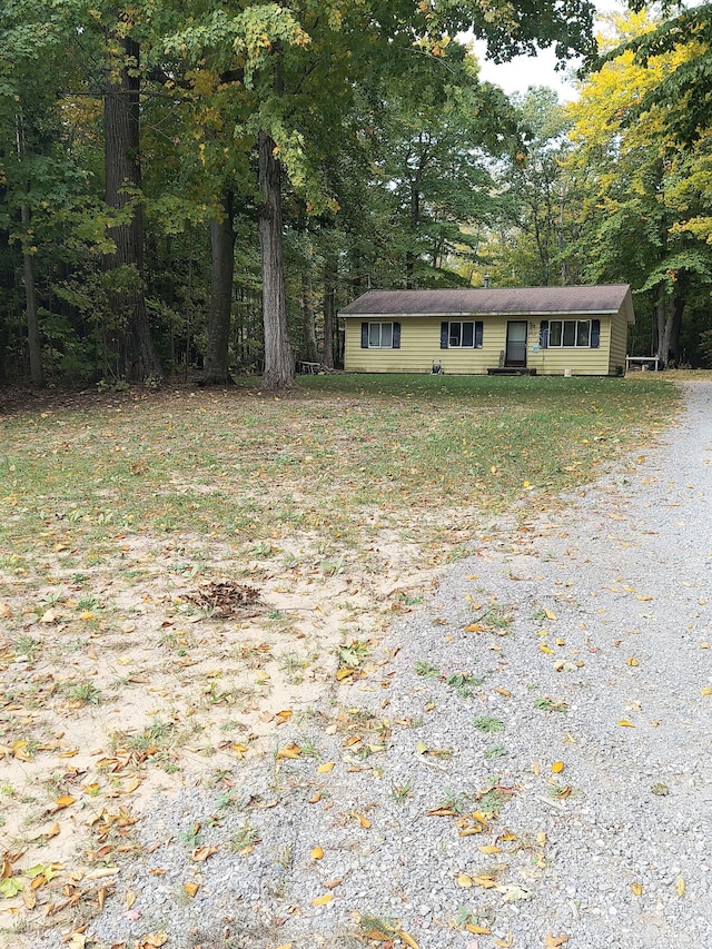 ranch-style house featuring gravel driveway