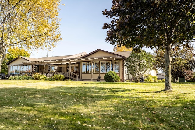 view of front of home featuring a front yard