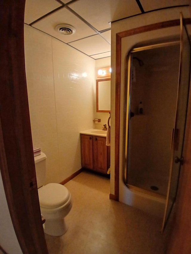 full bathroom featuring visible vents, baseboards, toilet, a stall shower, and vanity