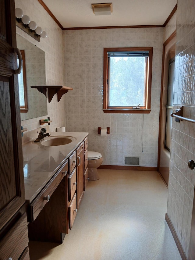 full bathroom featuring visible vents, toilet, crown molding, baseboards, and vanity