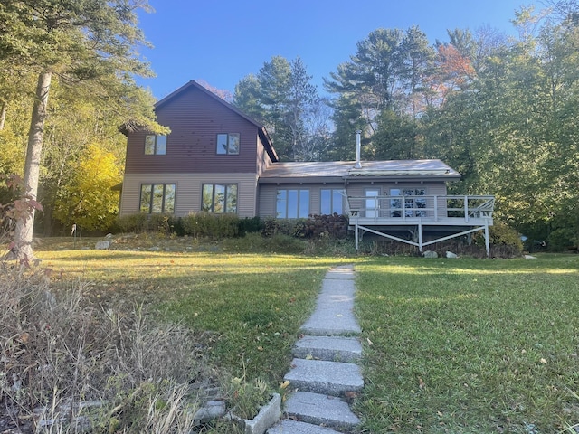 view of front of house featuring a wooden deck and a front yard
