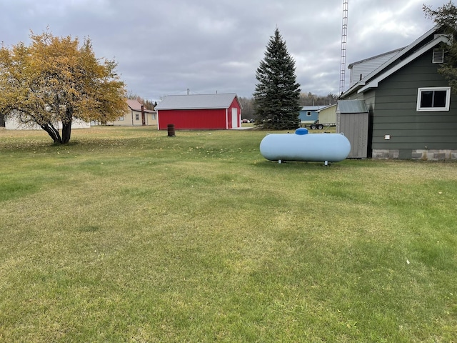 view of yard featuring an outdoor structure