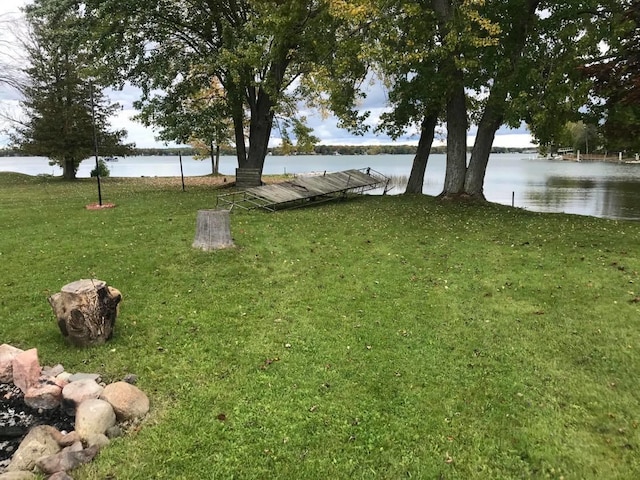 view of yard featuring a water view