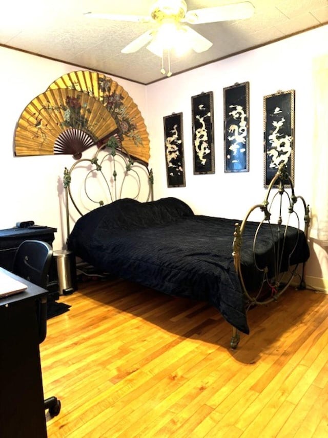 bedroom featuring light wood-style flooring and a ceiling fan