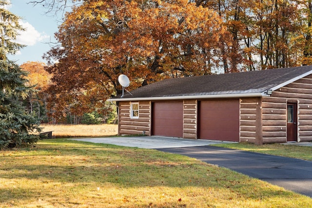 view of detached garage