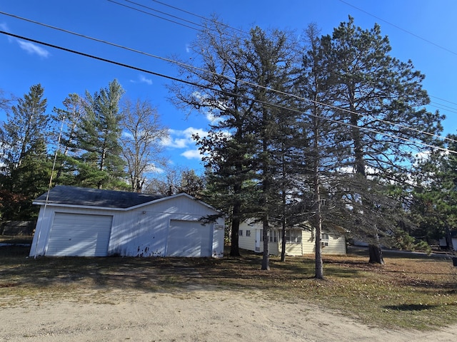 view of yard featuring an outbuilding and a garage