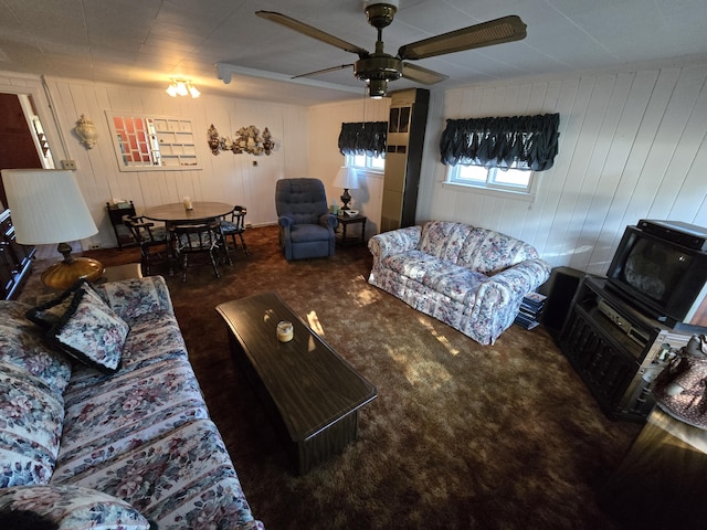 carpeted living room featuring ceiling fan