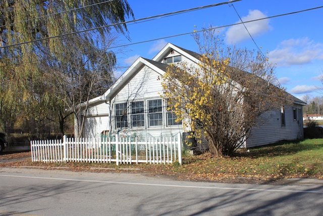 view of front of home with a fenced front yard