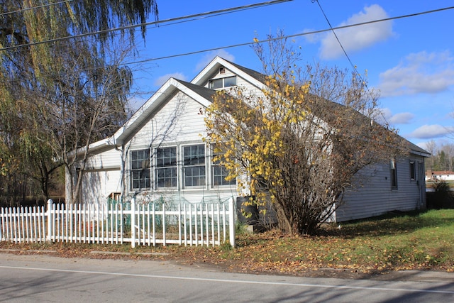 view of front of house with a fenced front yard