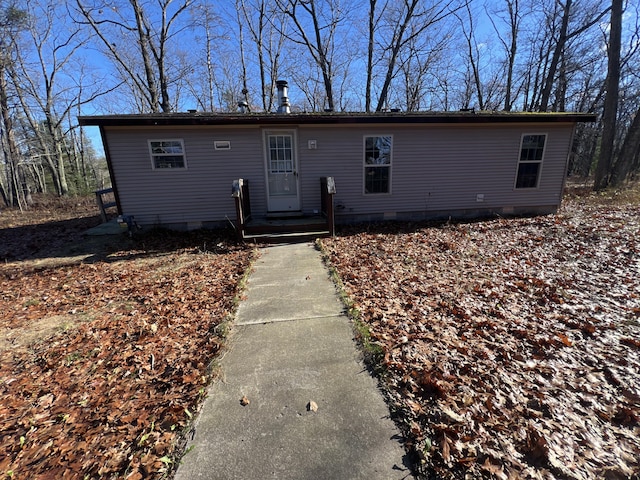 view of front of property featuring crawl space