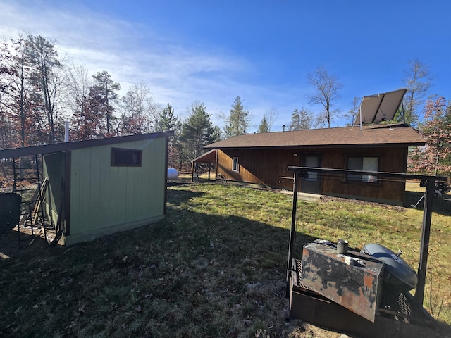 view of yard with an outbuilding