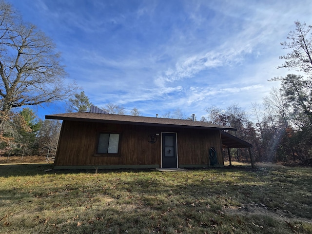 back of house featuring a lawn