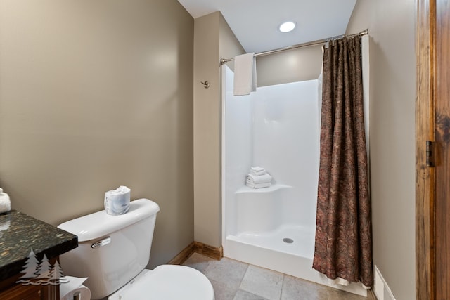 full bath featuring a shower with shower curtain, baseboards, toilet, and vanity