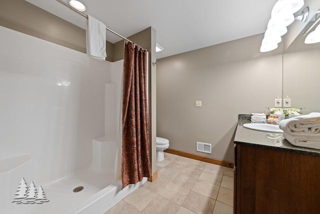 full bath featuring visible vents, toilet, a shower with shower curtain, baseboards, and vanity