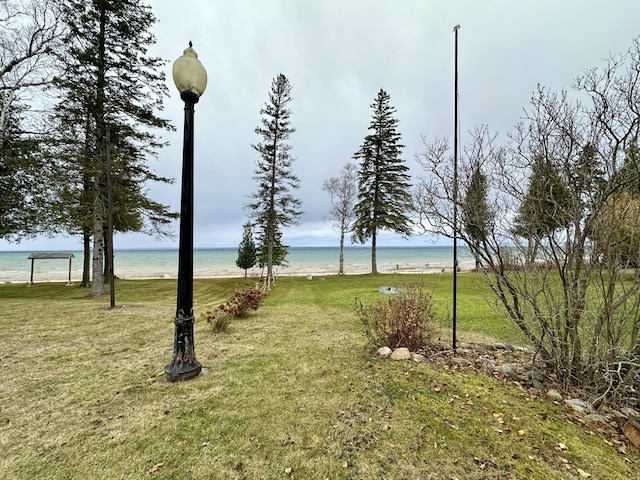 view of yard featuring a water view