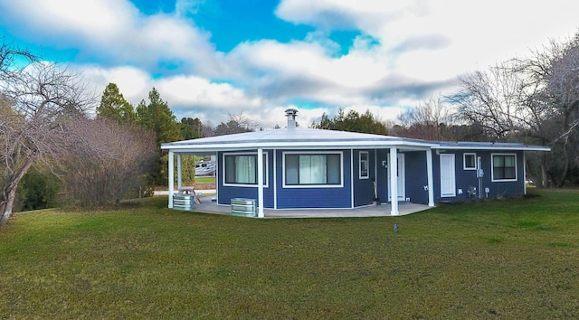 view of front of property featuring a front lawn